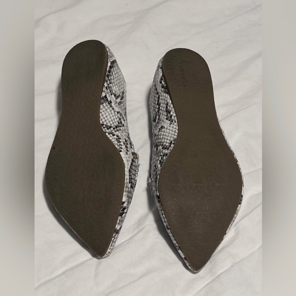 Steve Madden Women”s Feather Pu Upper Flat Shoes Size 7M - Picture 6 of 11